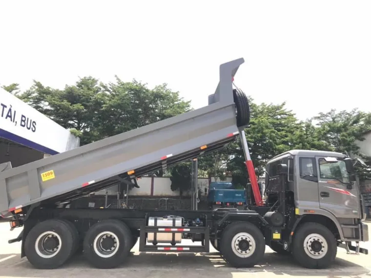 Xe ben AUMAN D300 nhìn ngang khi nâng ben