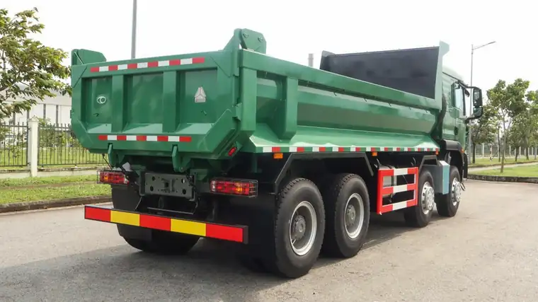 Thùng nhấn chữ U xe ben HOWO D800 nhìn từ phía sau