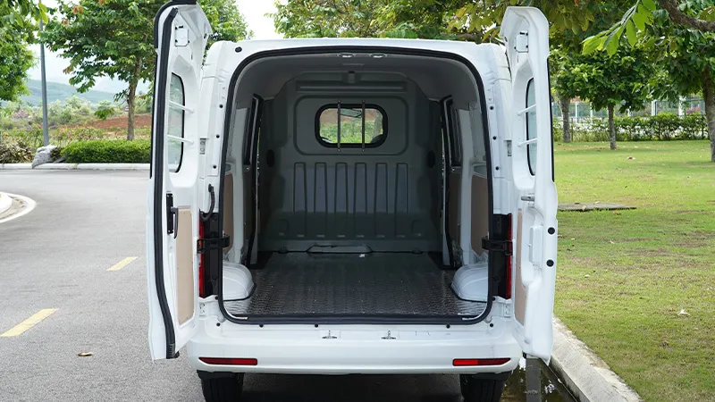 Khoang hàng 5,9 m3 của THACO Towner E V2.7-2S