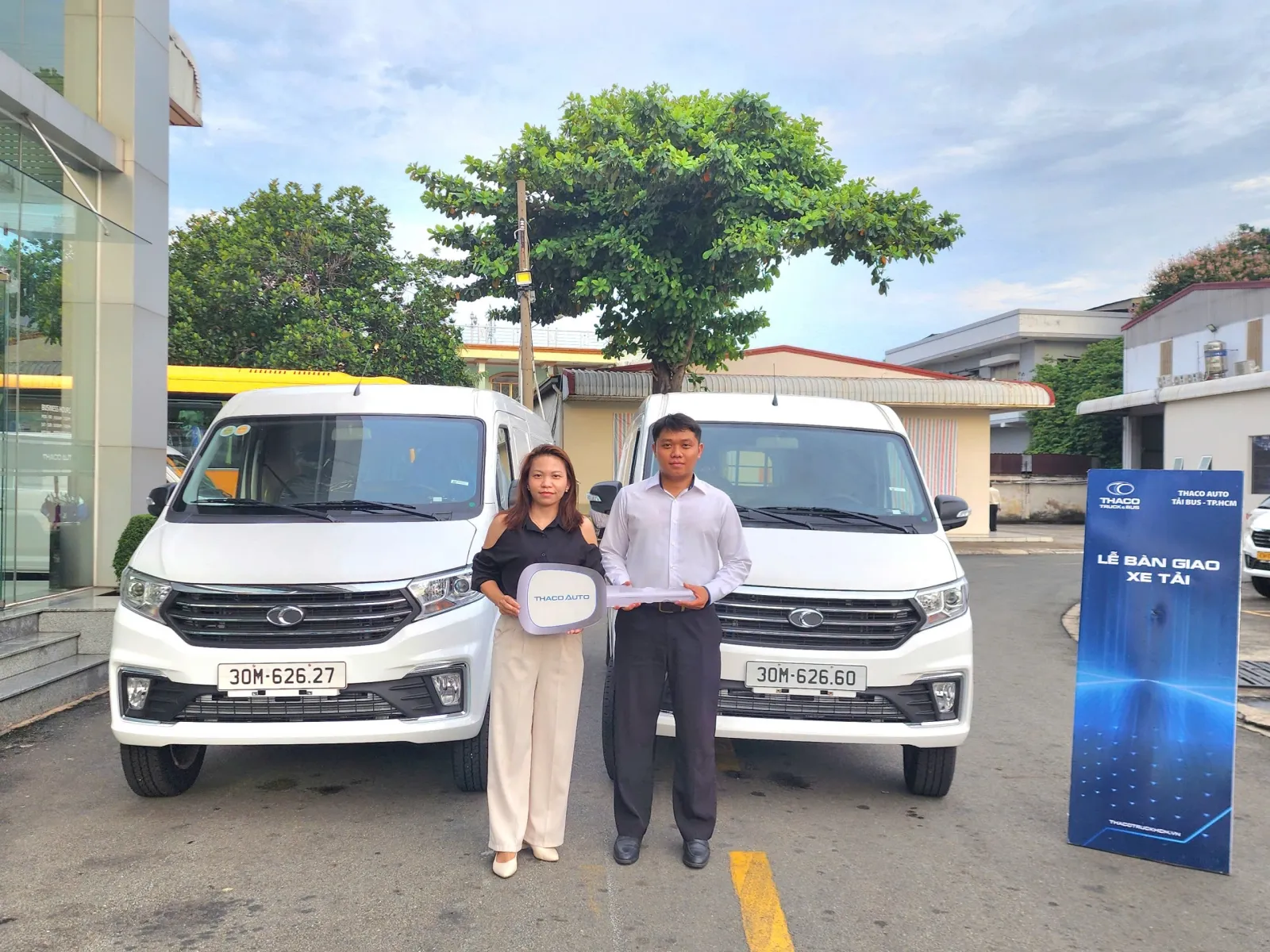 Khách hàng nhận xe VAN Thaco tại lễ bàn giao chính hãng